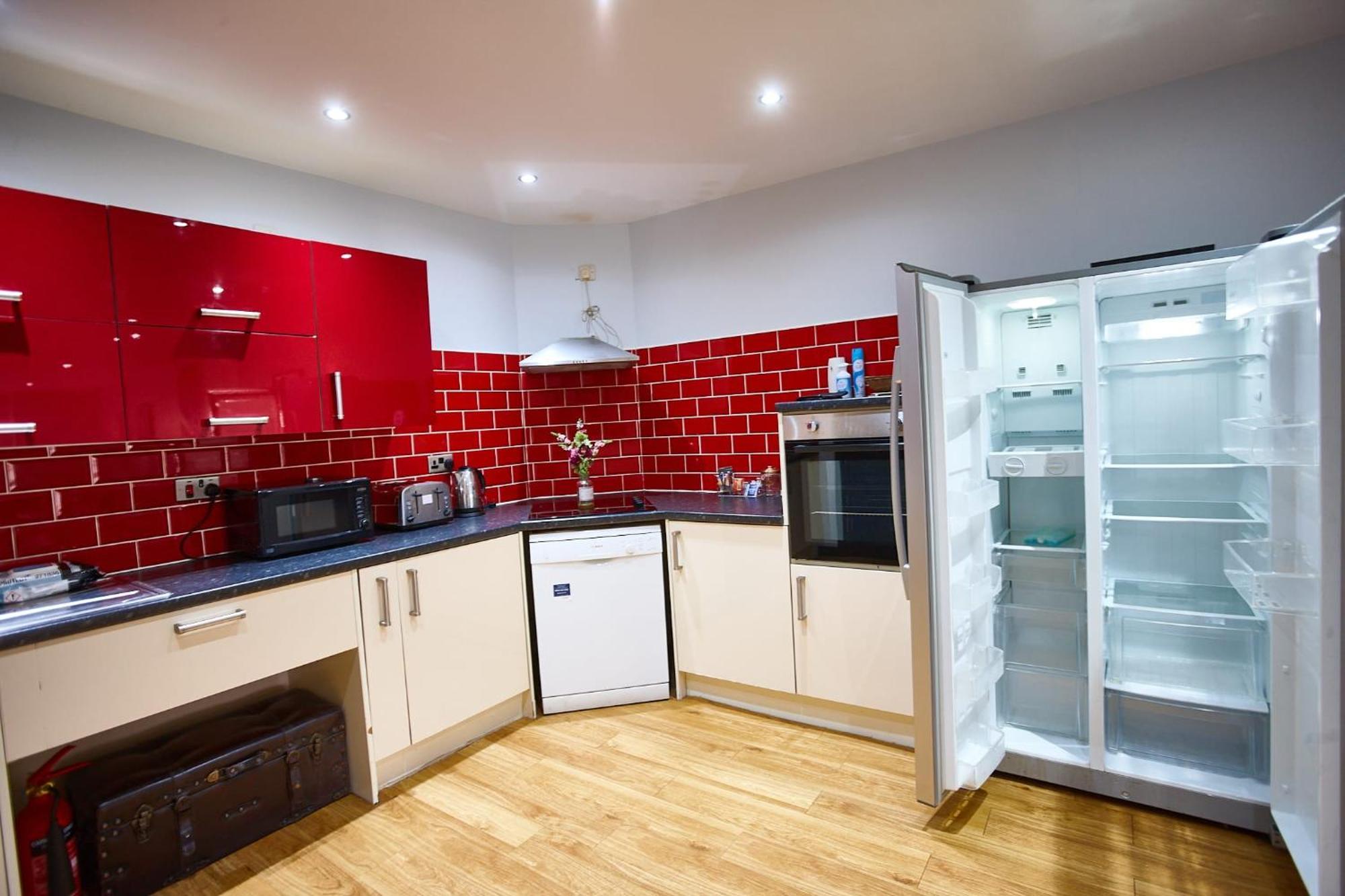 Lennon 4 Bedrooms, 4 Bathrooms Apartment *