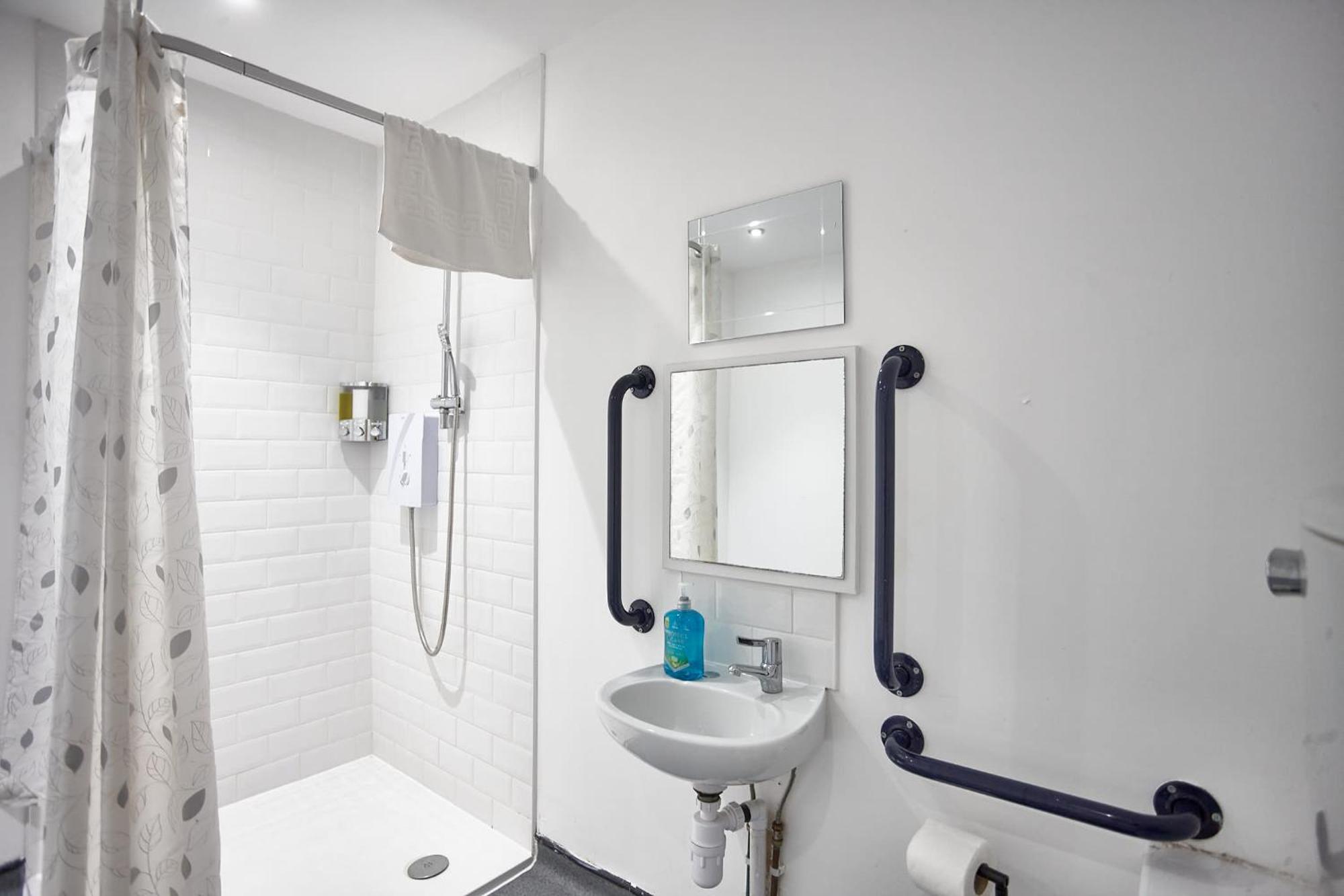 Lennon 4 Bedrooms, 4 Bathrooms * Liverpool