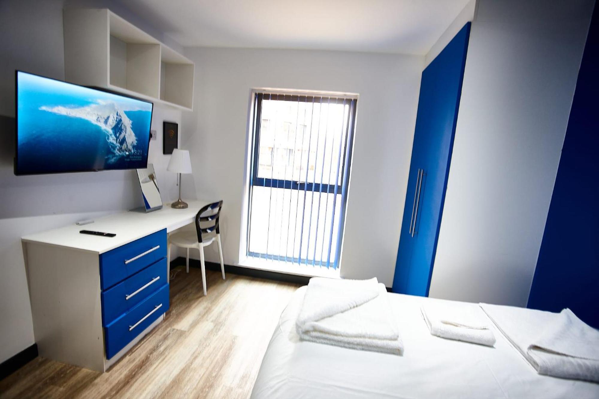 Lennon 4 Bedrooms, 4 Bathrooms * Liverpool
