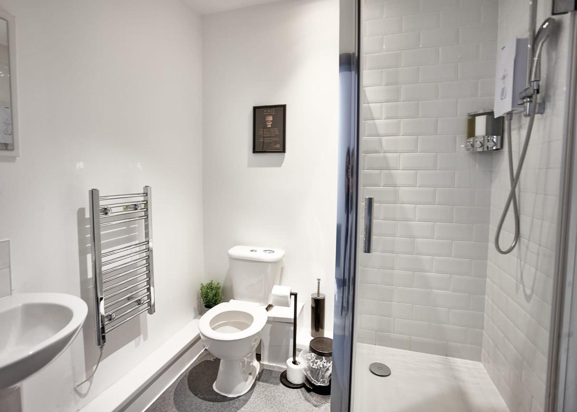 Lennon 4 Bedrooms, 4 Bathrooms Apartment Liverpool