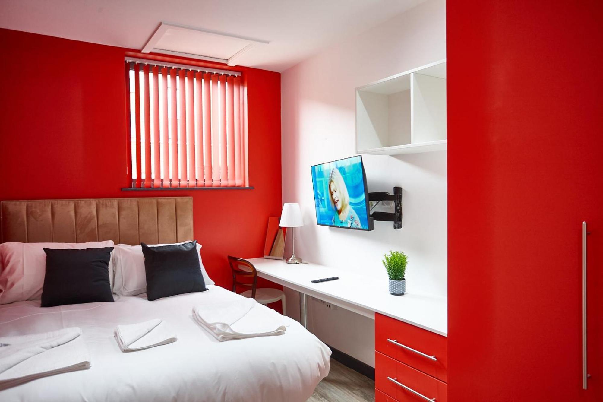 Lennon 4 Bedrooms, 4 Bathrooms * Liverpool