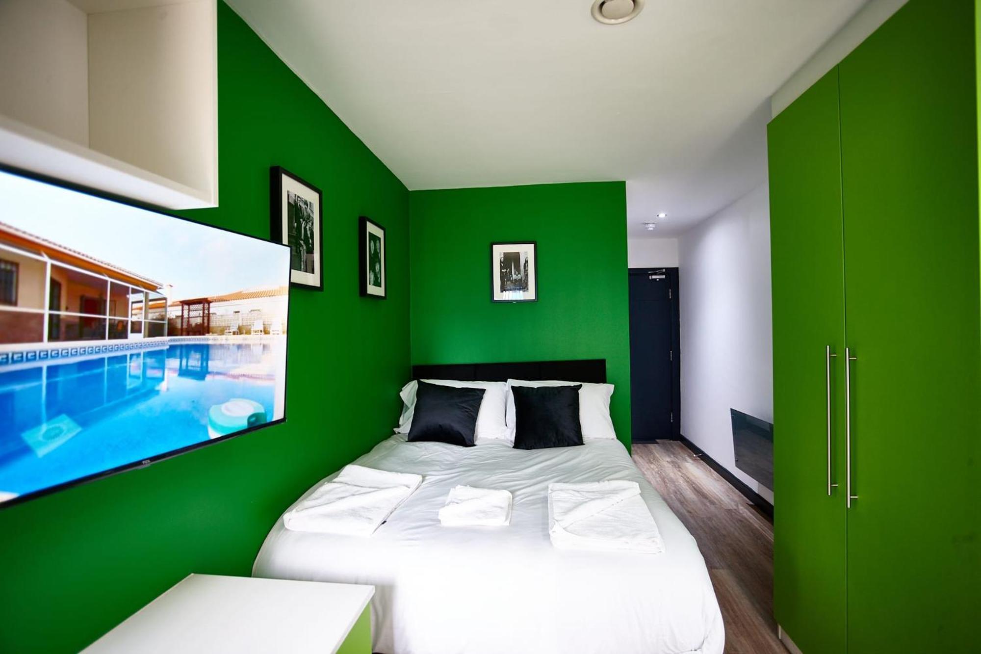 Apartment Lennon 4 Bedrooms, 4 Bathrooms *